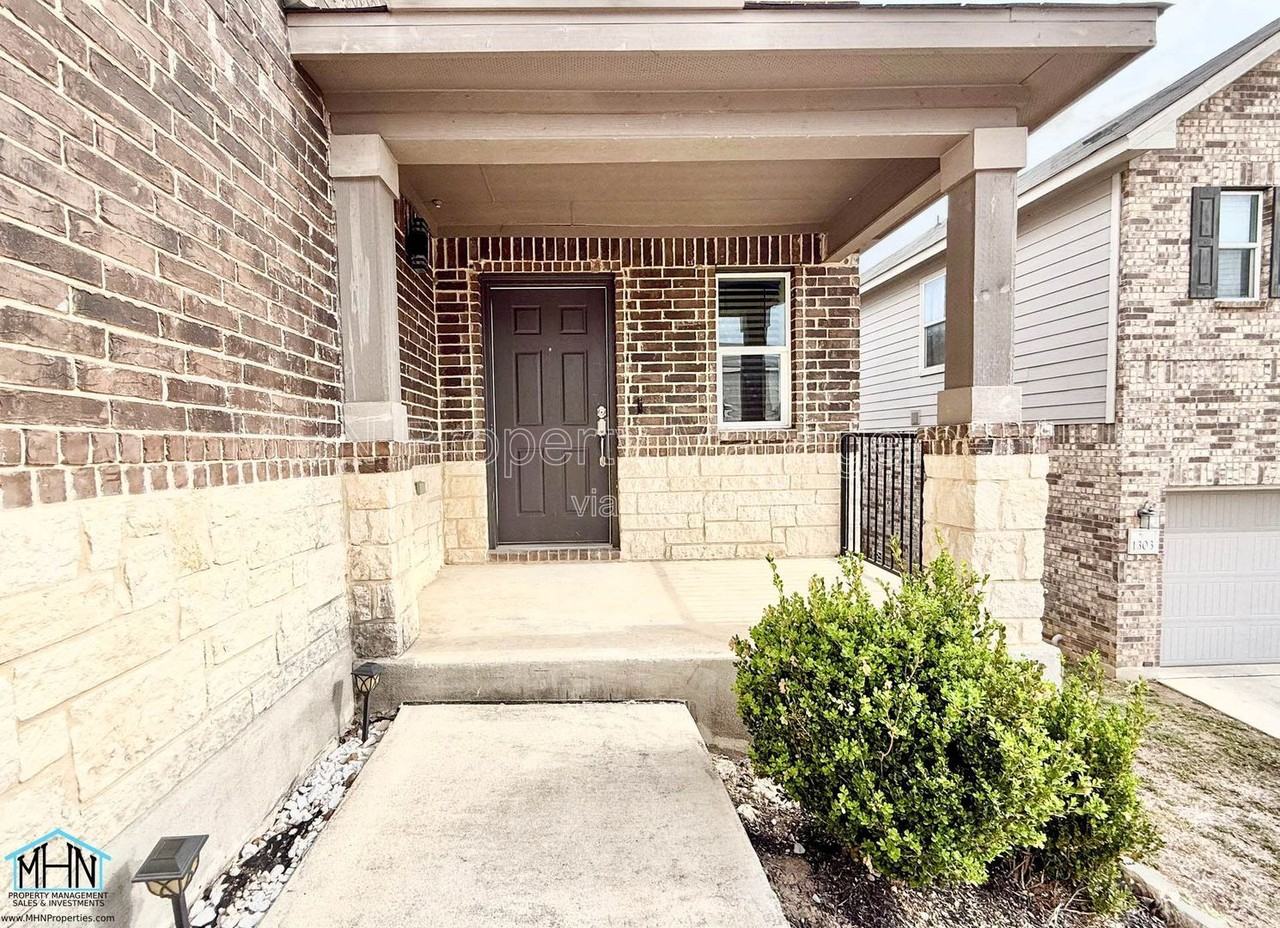 1311 Swan Ct - Photo 3 of 32