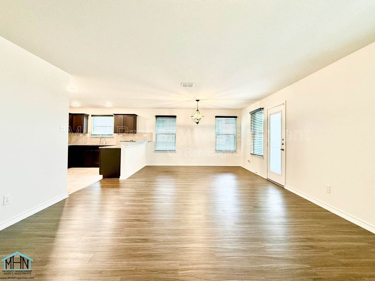 1311 Swan Ct - Photo 4 of 32