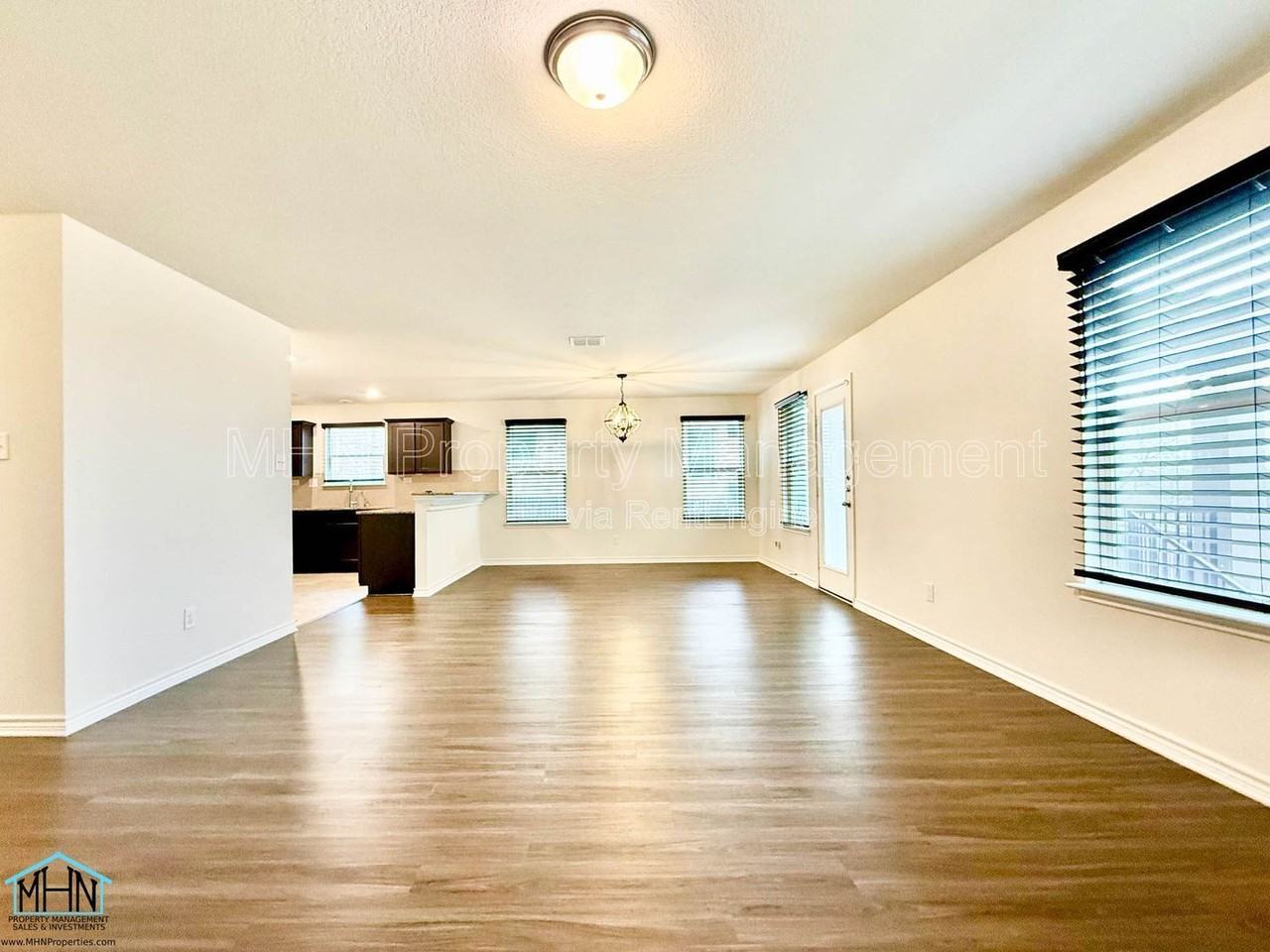 1311 Swan Ct - Photo 5 of 32