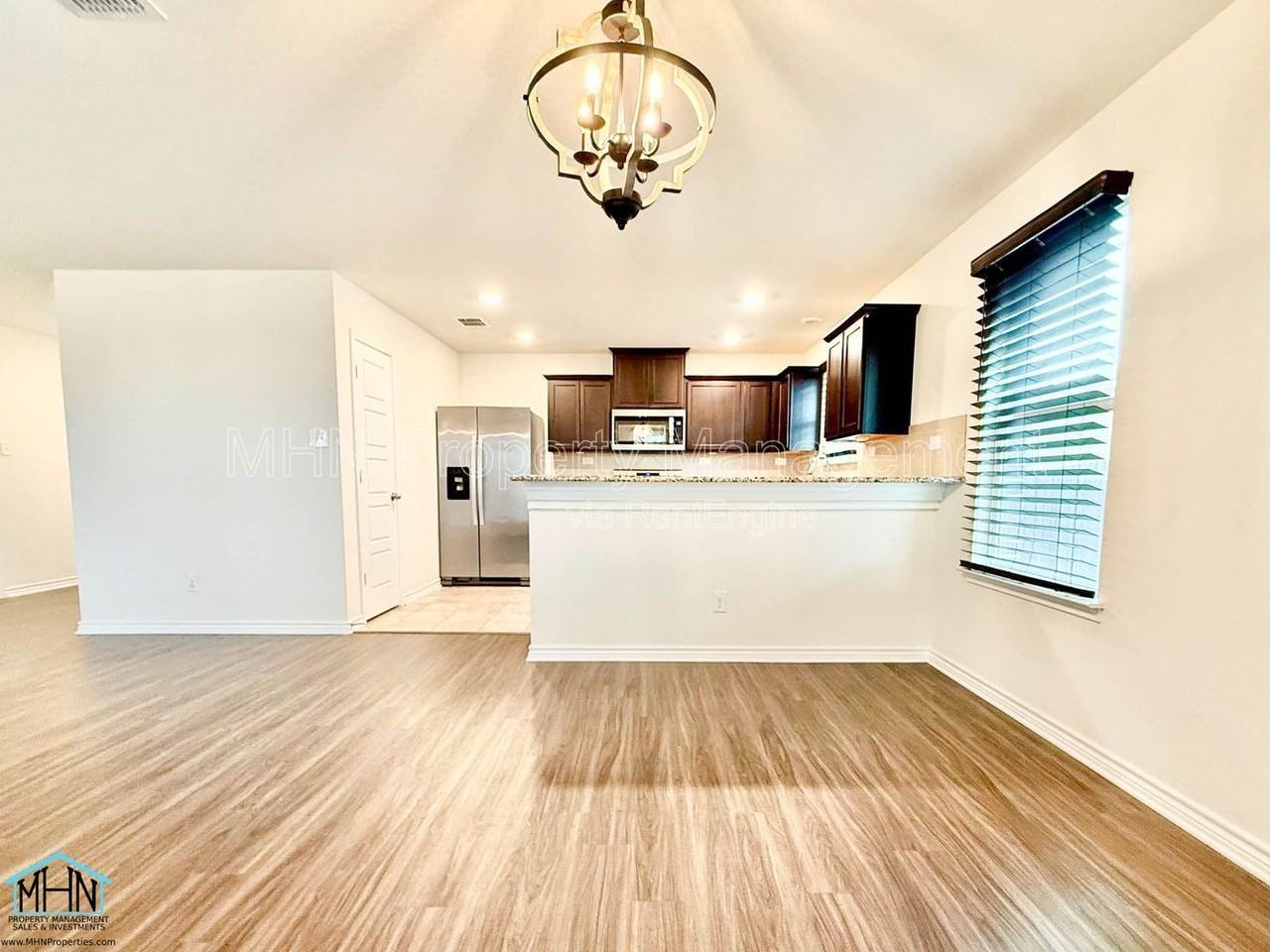 1311 Swan Ct - Photo 7 of 32