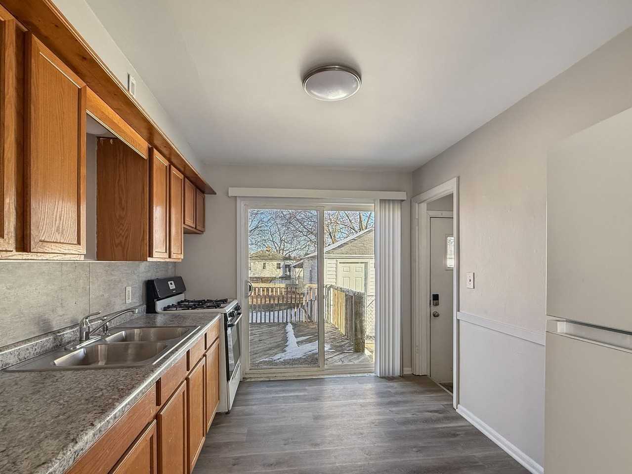 3322 Birchwood Ave Sw - Photo 3 of 9