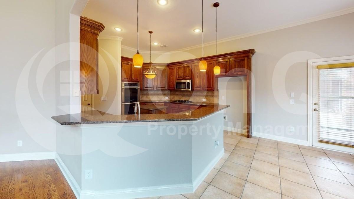 429 Whisperfield Dr - Photo 4 of 36