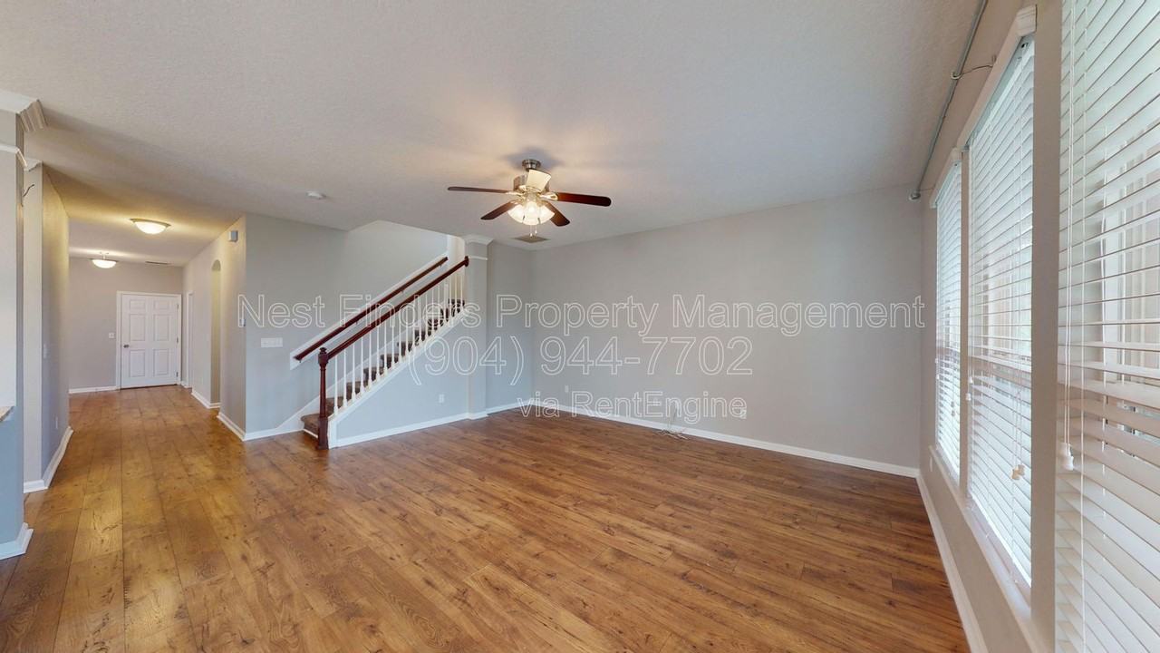 435 Sanctuary Dr - Photo 4 of 27