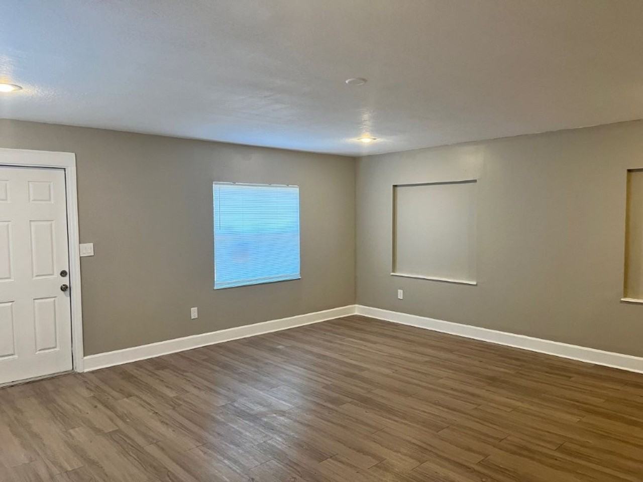 1539 Hialeah St - Photo 3 of 21