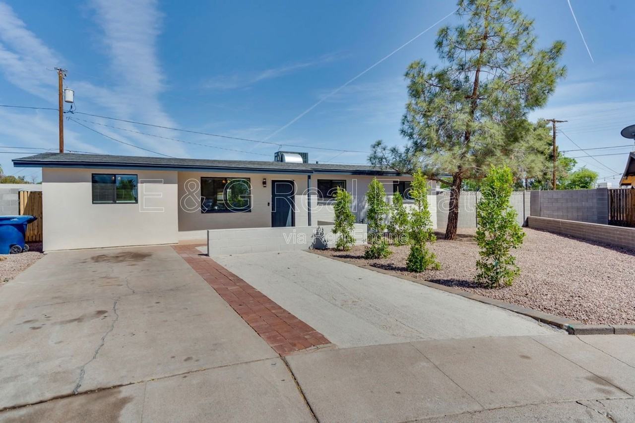 1207 W 15th St - Photo 2 of 32