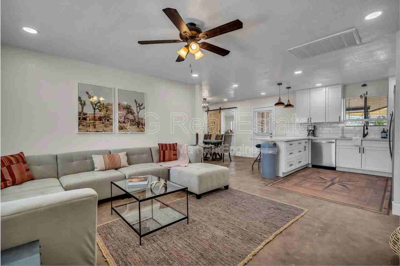 1207 W 15th St - Photo 3 of 32