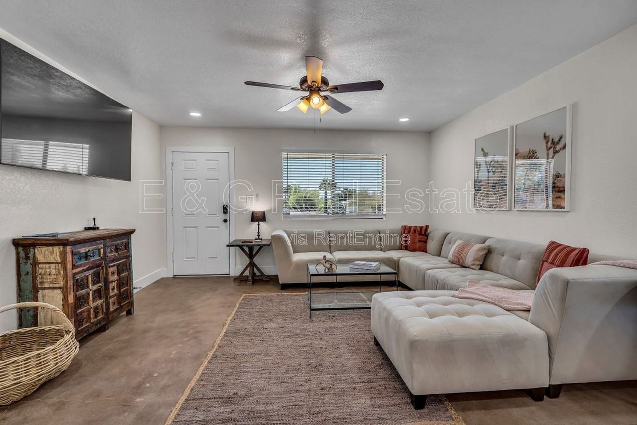 1207 W 15th St - Photo 4 of 32