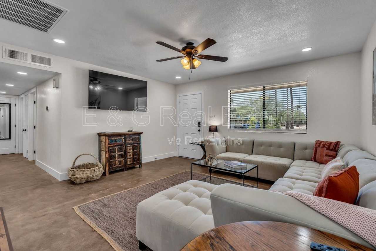 1207 W 15th St - Photo 5 of 32