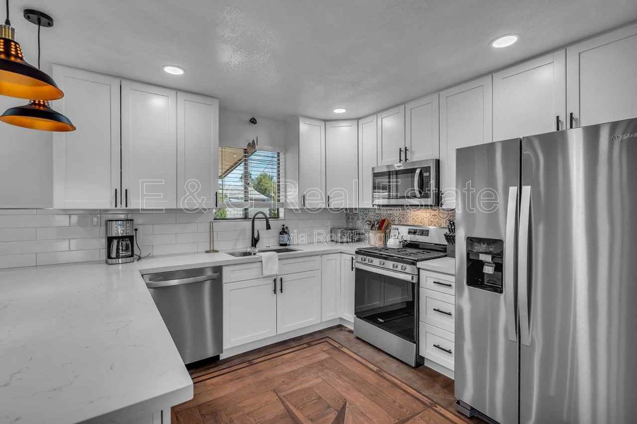 1207 W 15th St - Photo 6 of 32