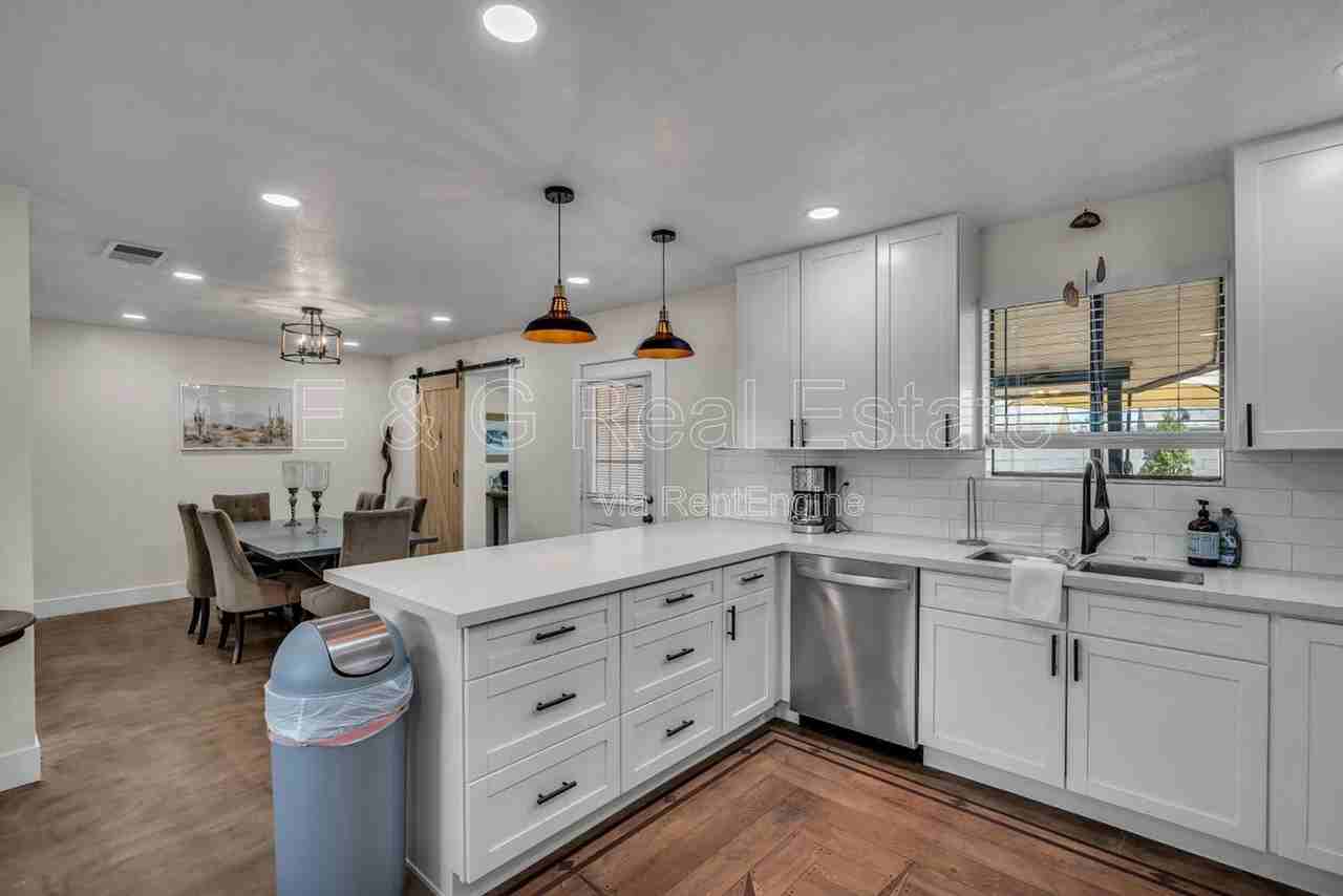 1207 W 15th St - Photo 7 of 32