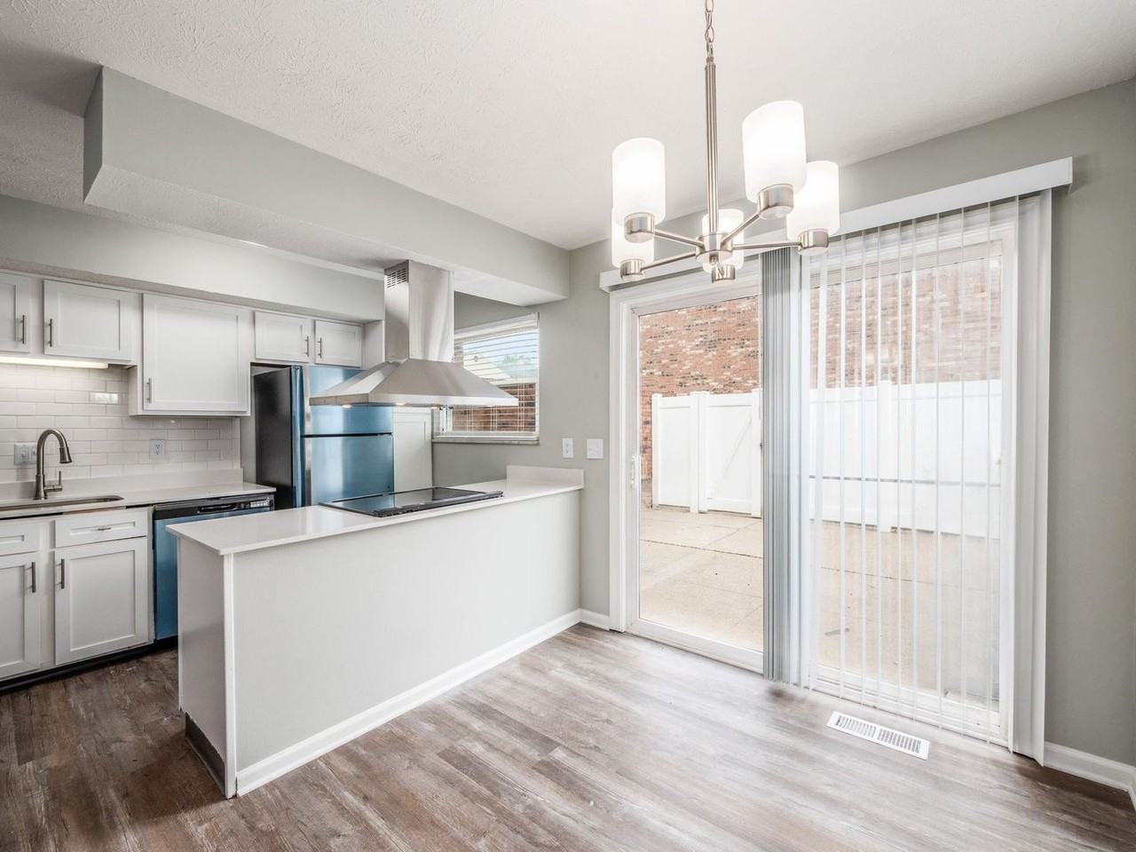 1022 Folkestone Rd - Photo 7 of 33