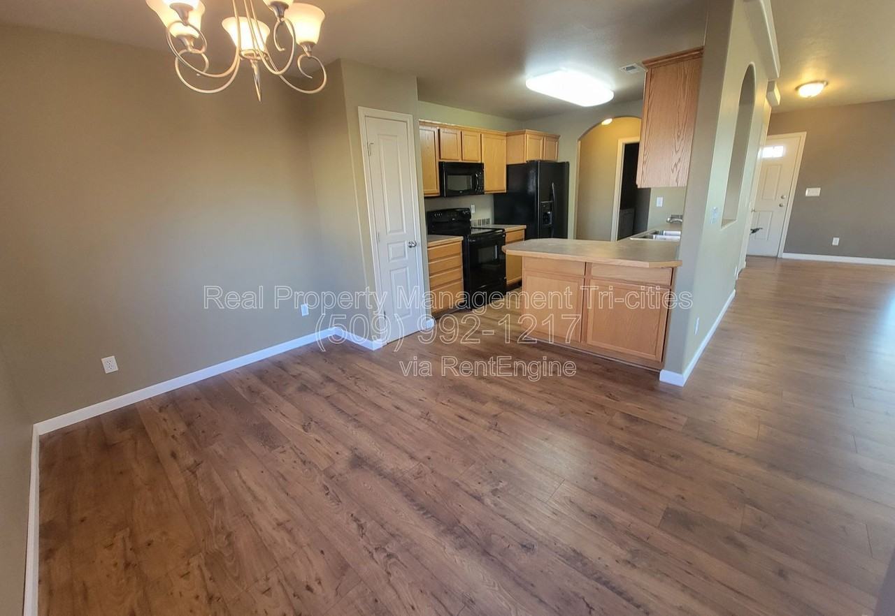 6303 Lasalle Ln - Photo 4 of 15