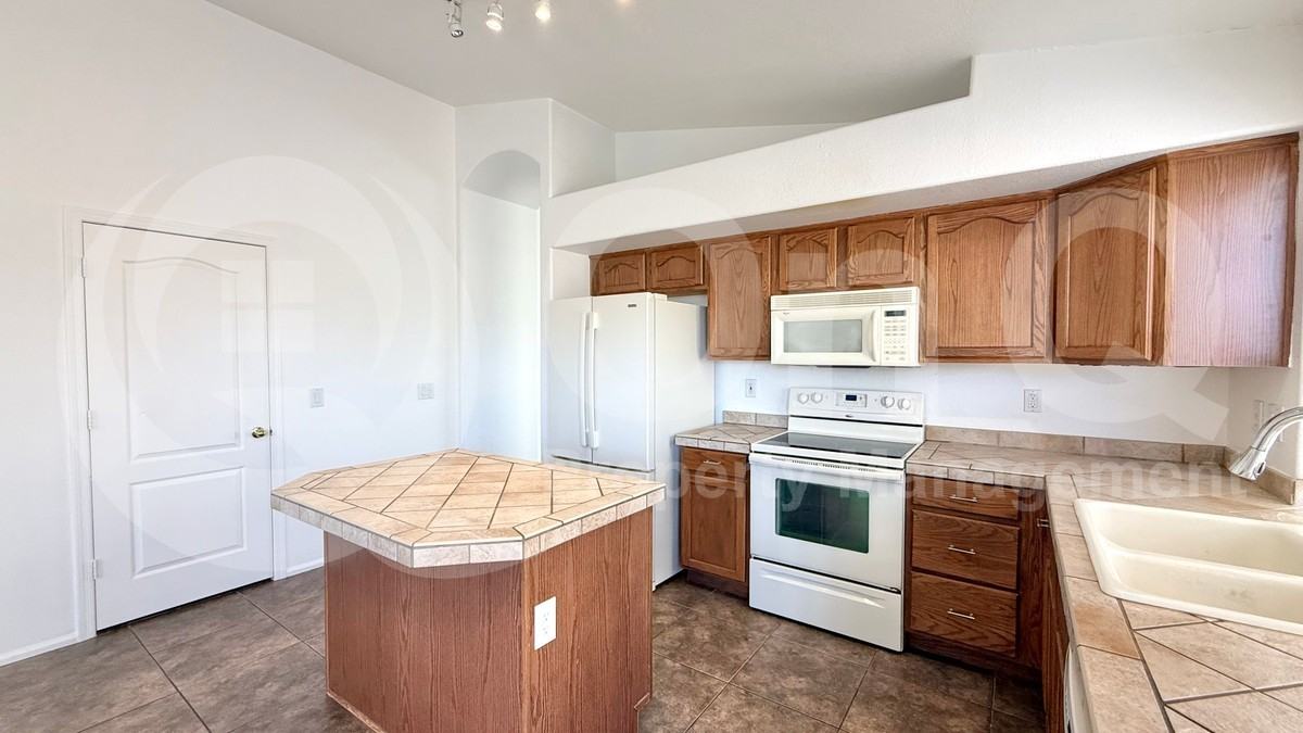 641 E Lovegrass Dr - Photo 5 of 28