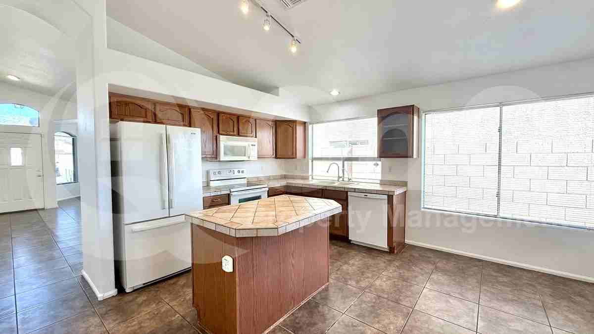 641 E Lovegrass Dr - Photo 4 of 28