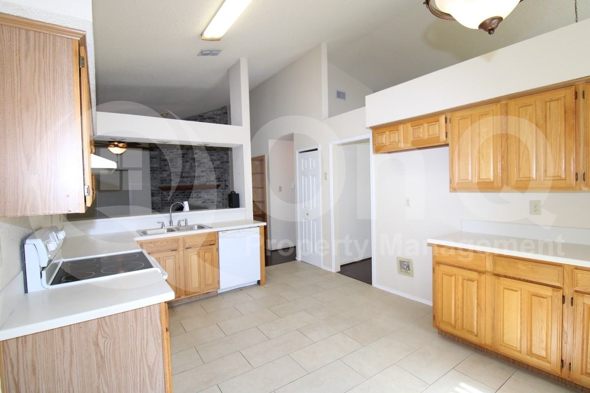 4410 San Mateo Ln - Photo 4 of 35