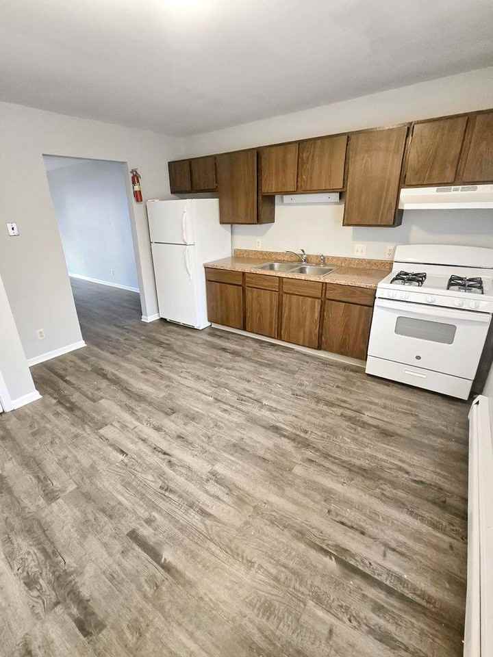 136 N Lake St #4 - Photo 3 of 8