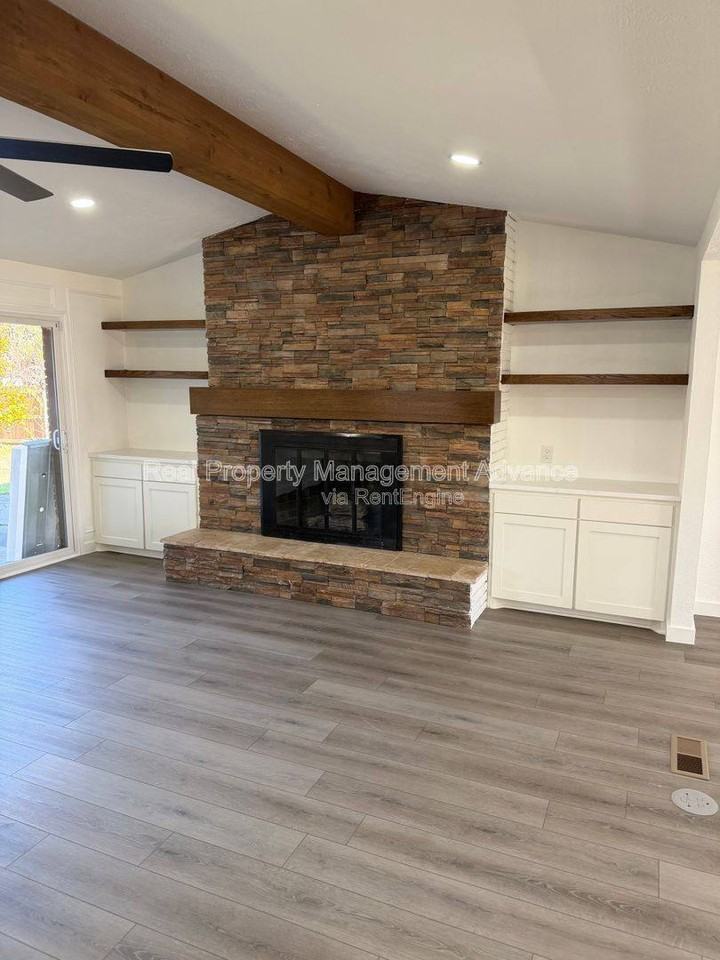 905 Bromwich St - Photo 2 of 10