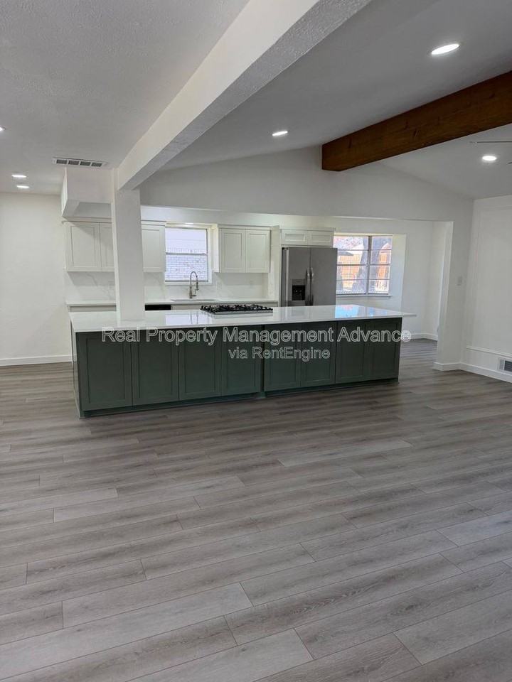 905 Bromwich St - Photo 3 of 10
