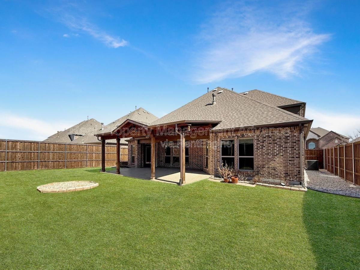 14617 Shady Grove Ln - Photo 3 of 9