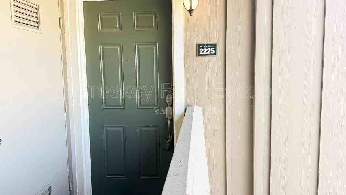 2225 Lakeview Cir - Photo 2 of 10