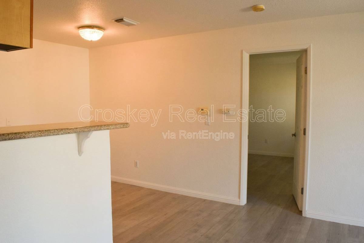 2225 Lakeview Cir - Photo 3 of 10