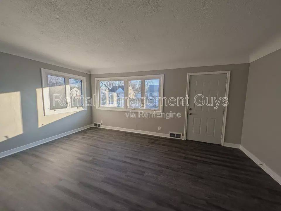1093 Breen St - Photo 3 of 10