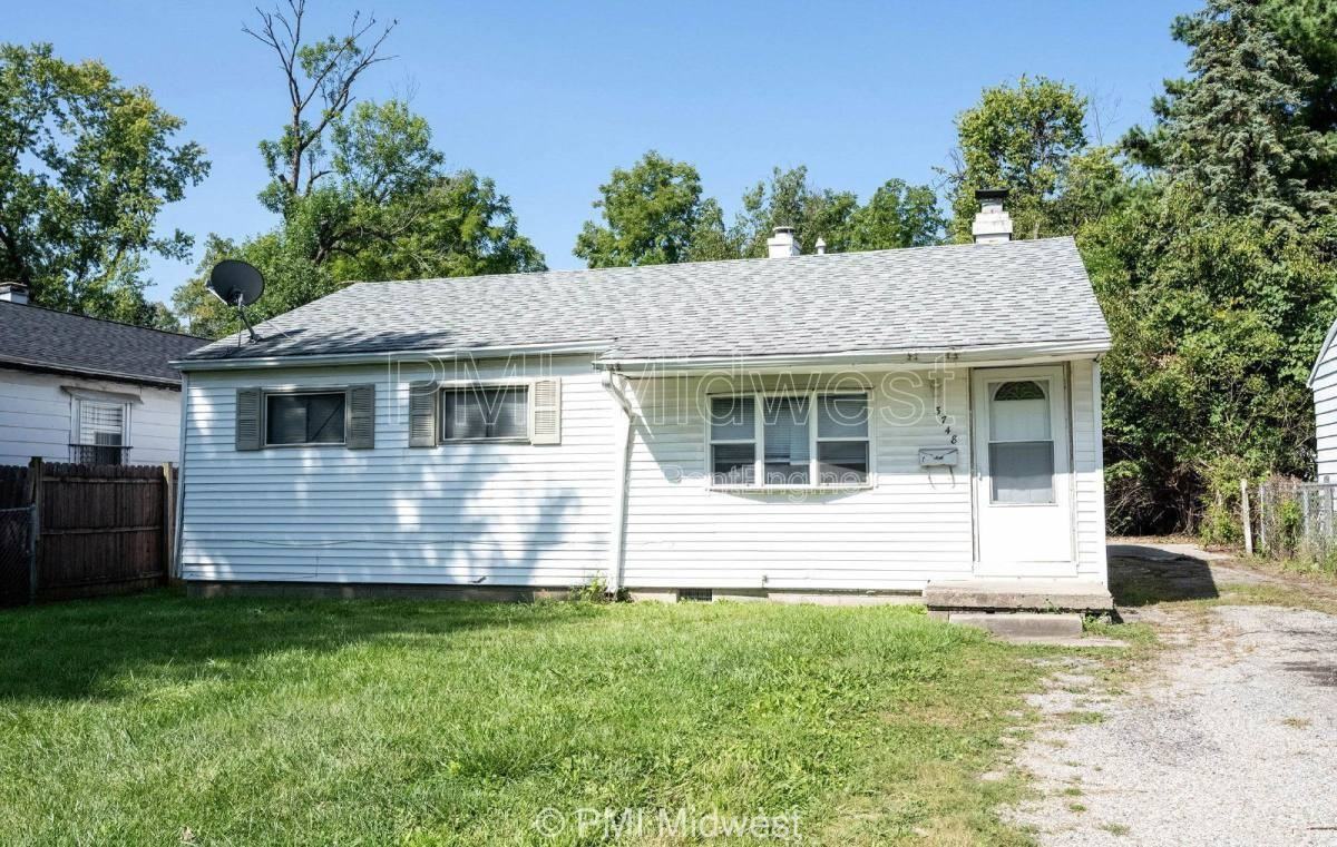 3748 N Hawthorne Ln - Photo 2 of 10