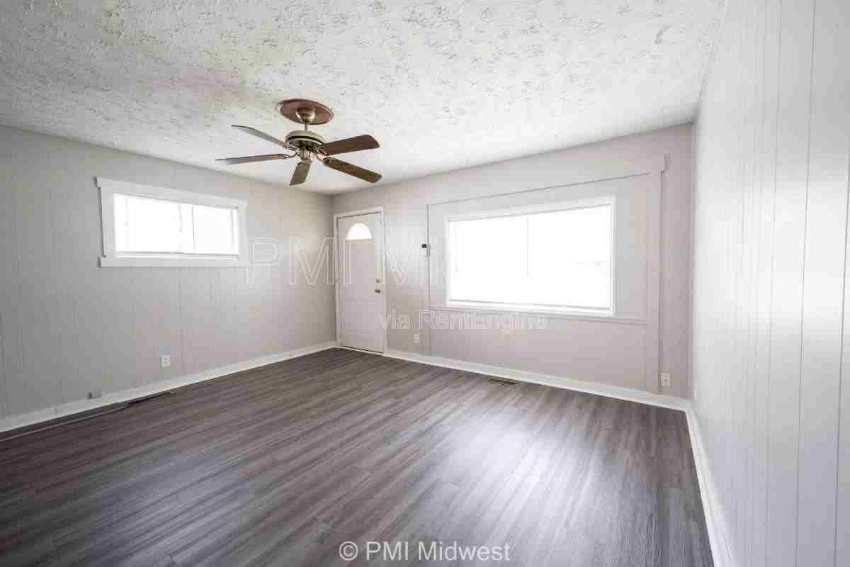 3748 N Hawthorne Ln - Photo 3 of 10