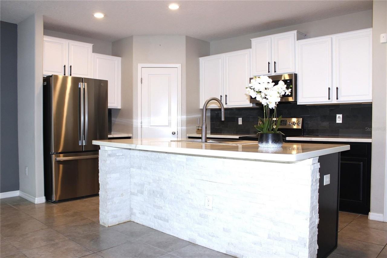 17035 Peaceful Valley Dr - Photo 4 of 21