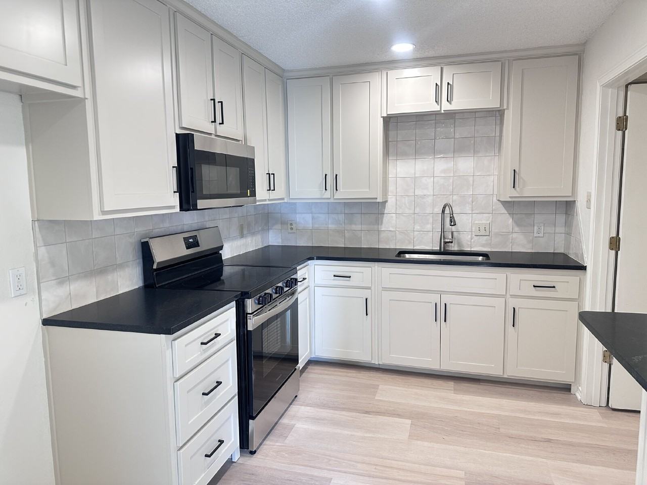 2217 33rd St - Photo 6 of 14