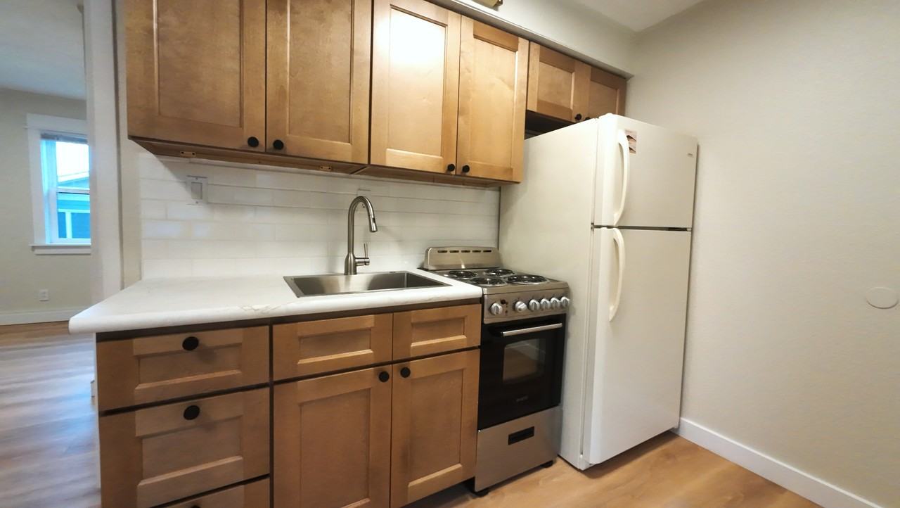 202 S High St - Photo 2 of 8