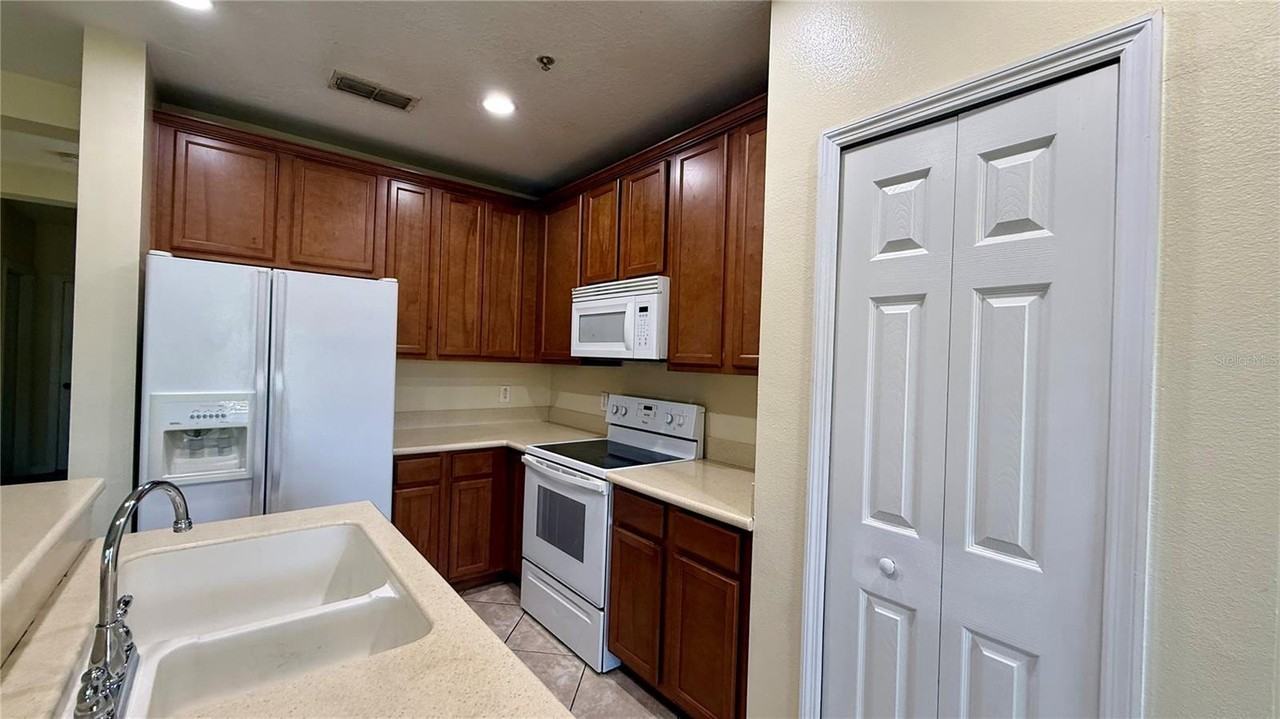 2079 Cypress Bay Blvd - Photo 5 of 20