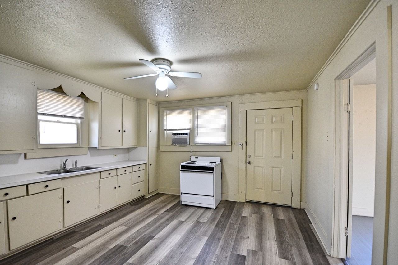 875 Porter St - Photo 3 of 22