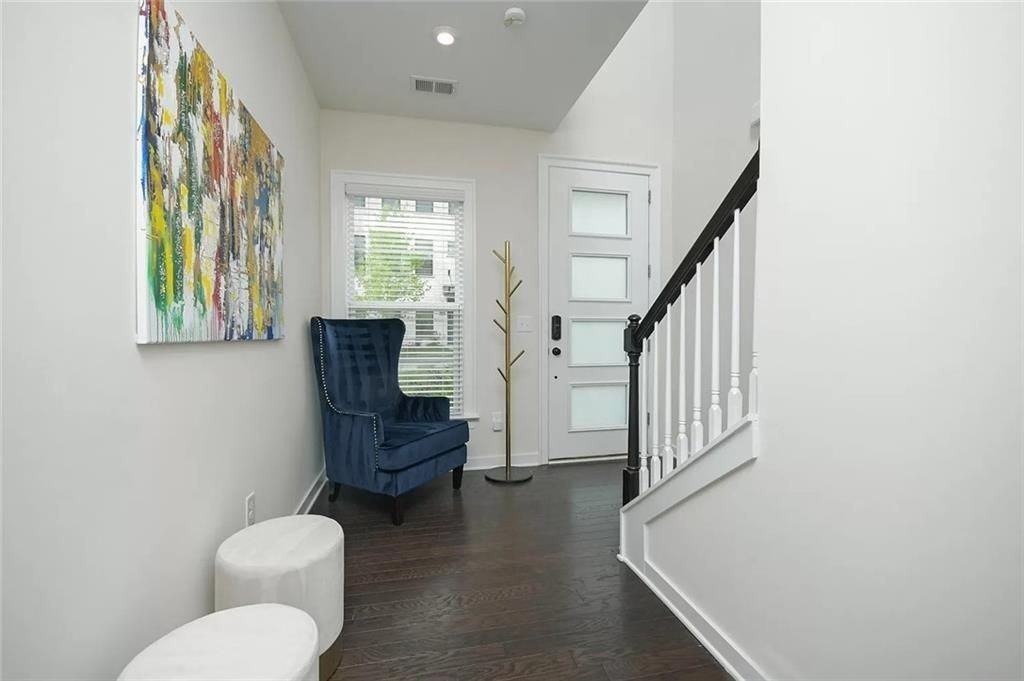 2048 Holtz Ln - Photo 4 of 27