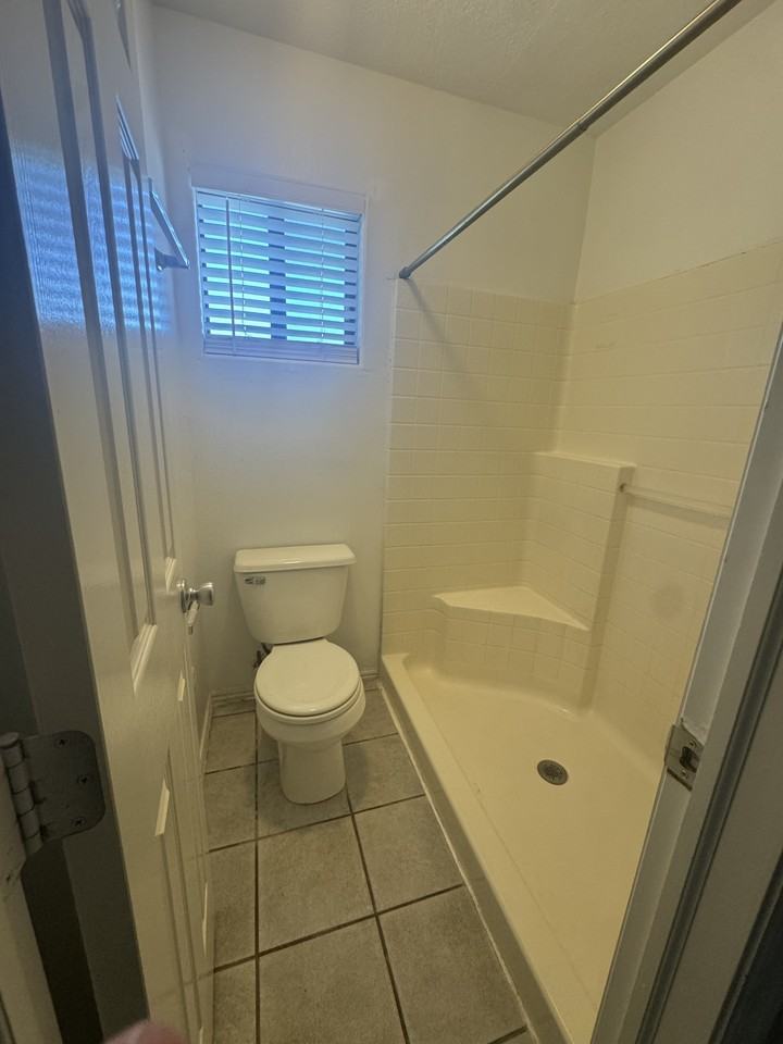 1055 Nw Circle #2 - Photo 6 of 24