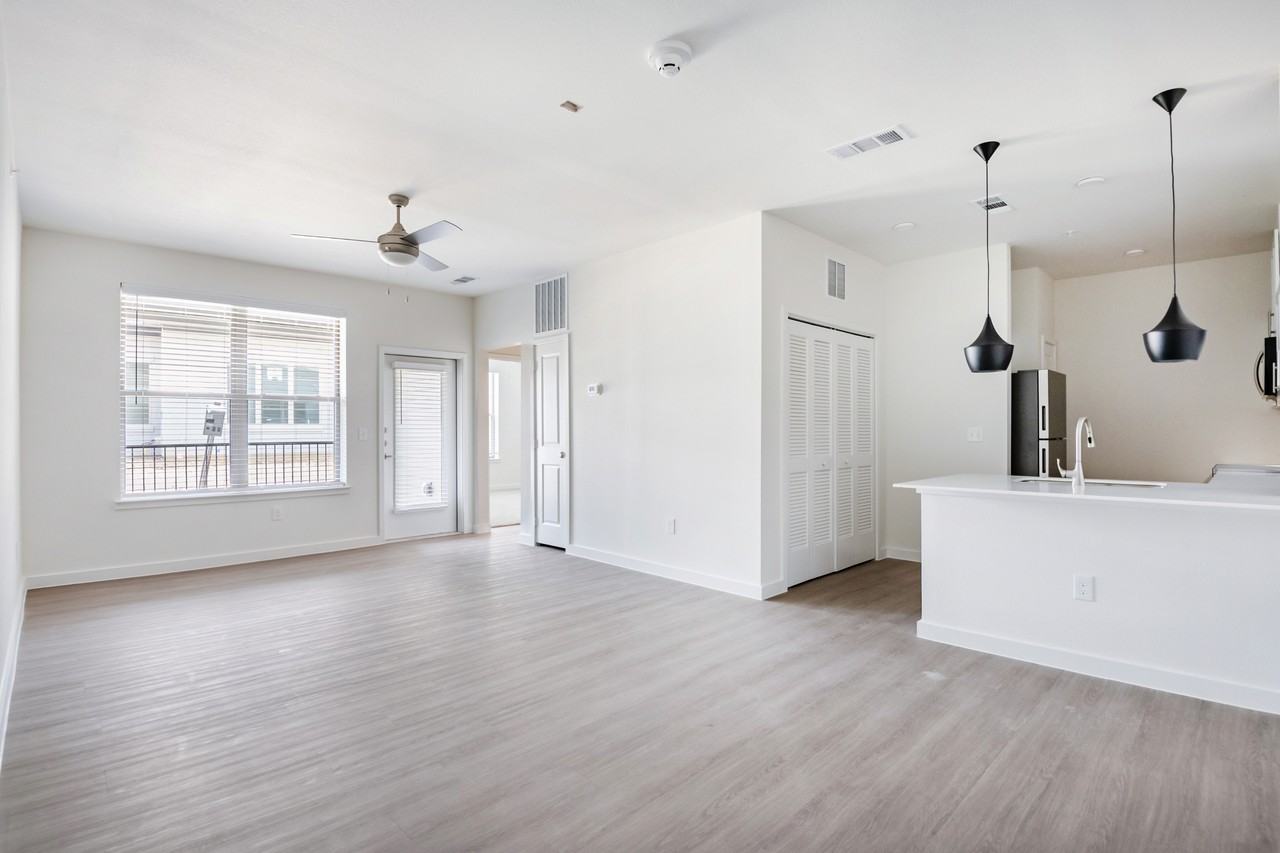 901 Rendon - Photo 3 of 137