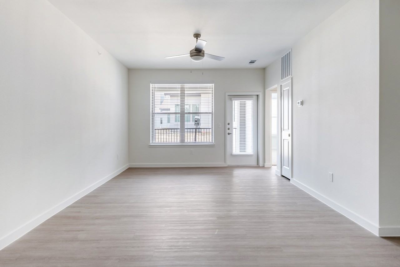 901 Rendon - Photo 4 of 137