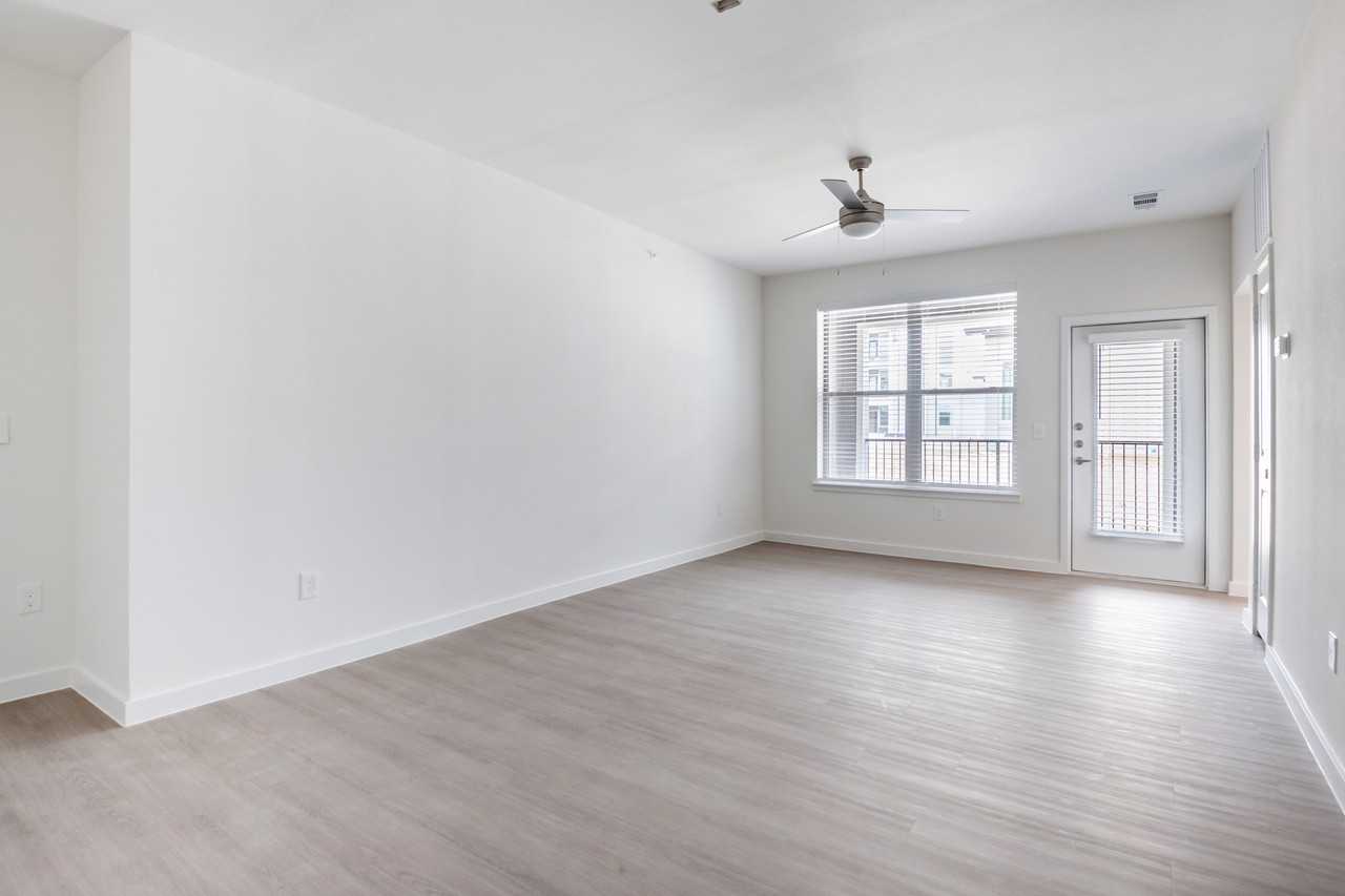 901 Rendon - Photo 5 of 137