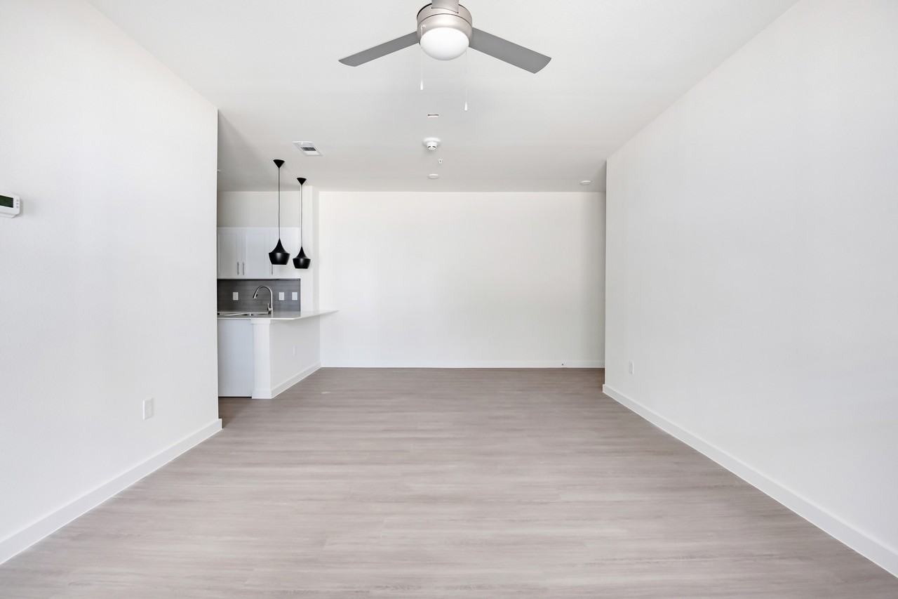 901 Rendon - Photo 7 of 137