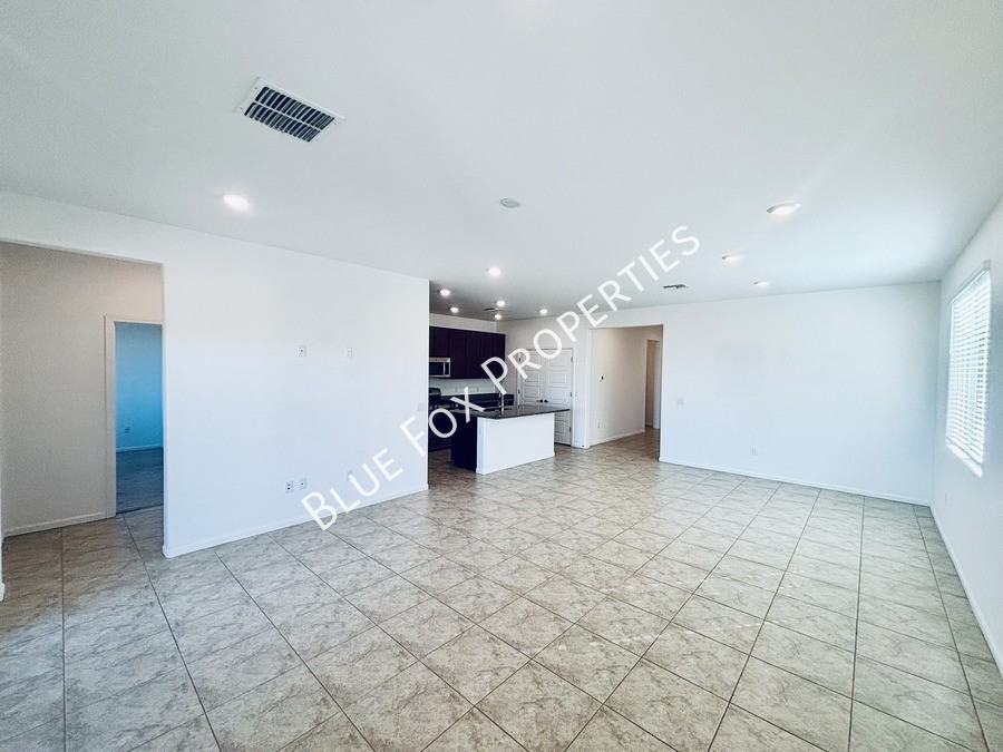 7846 S Sugarbend Dr - Photo 2 of 21