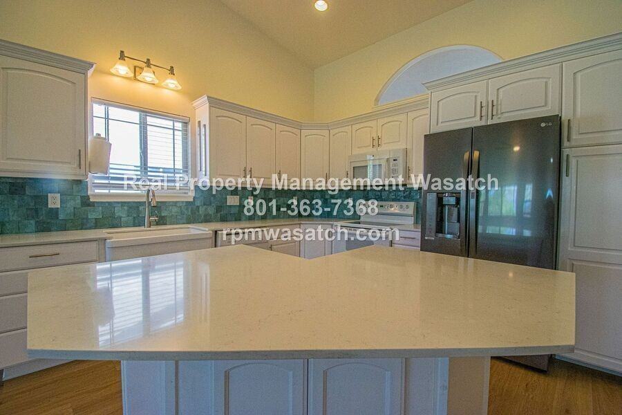 25 Clubhouse Dr - Photo 3 of 18