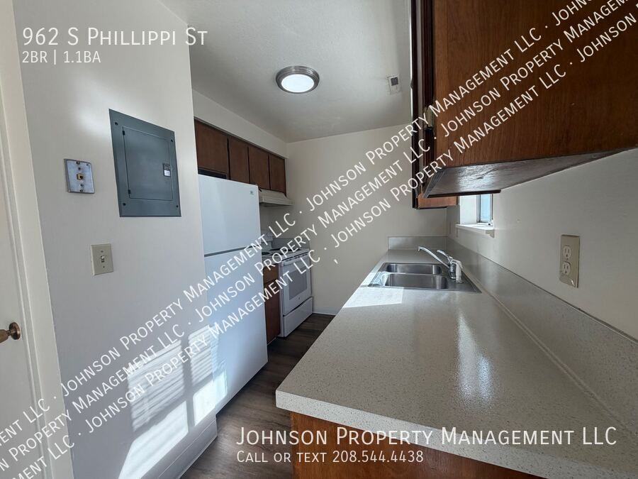 962 S Phillippi St - Photo 2 of 16