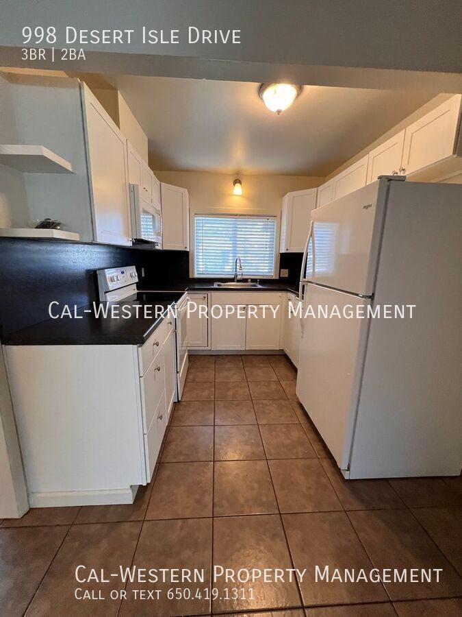 998 Desert Isle Dr - Photo 4 of 8