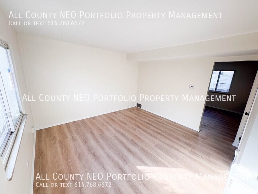 376 Woodland Ave #C - Photo 3 of 17