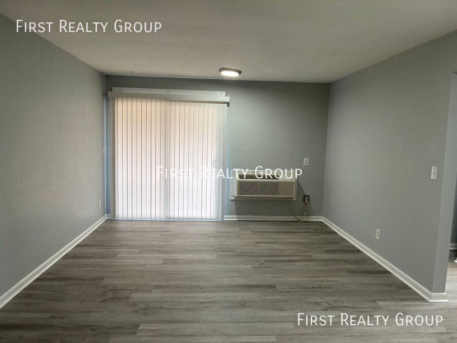 305 N Broadway St #8 - Photo 3 of 7