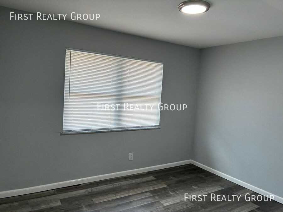 305 N Broadway St #8 - Photo 5 of 7