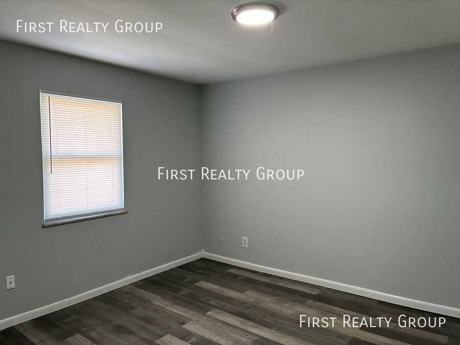 305 N Broadway St #8 - Photo 6 of 7