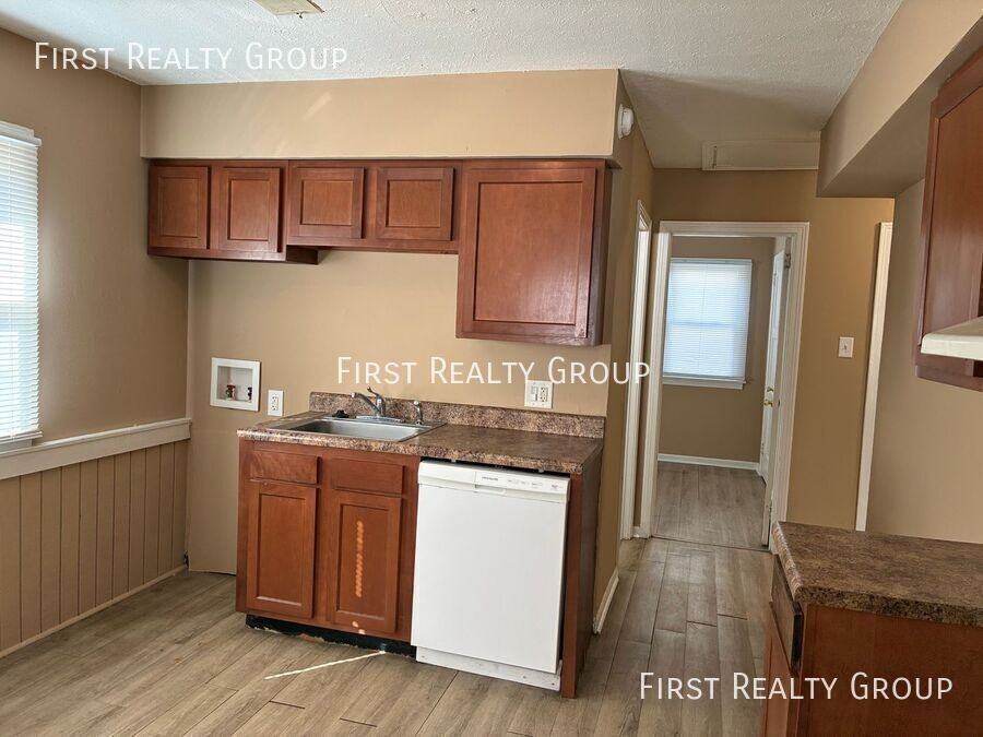 415 Alexander Dr - Photo 2 of 10