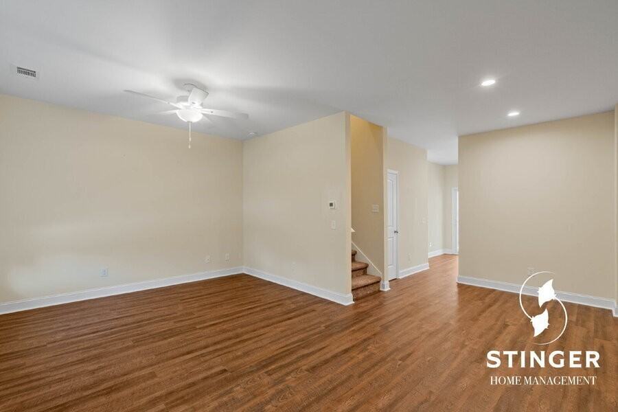 204 Admiration Ave - Photo 3 of 33