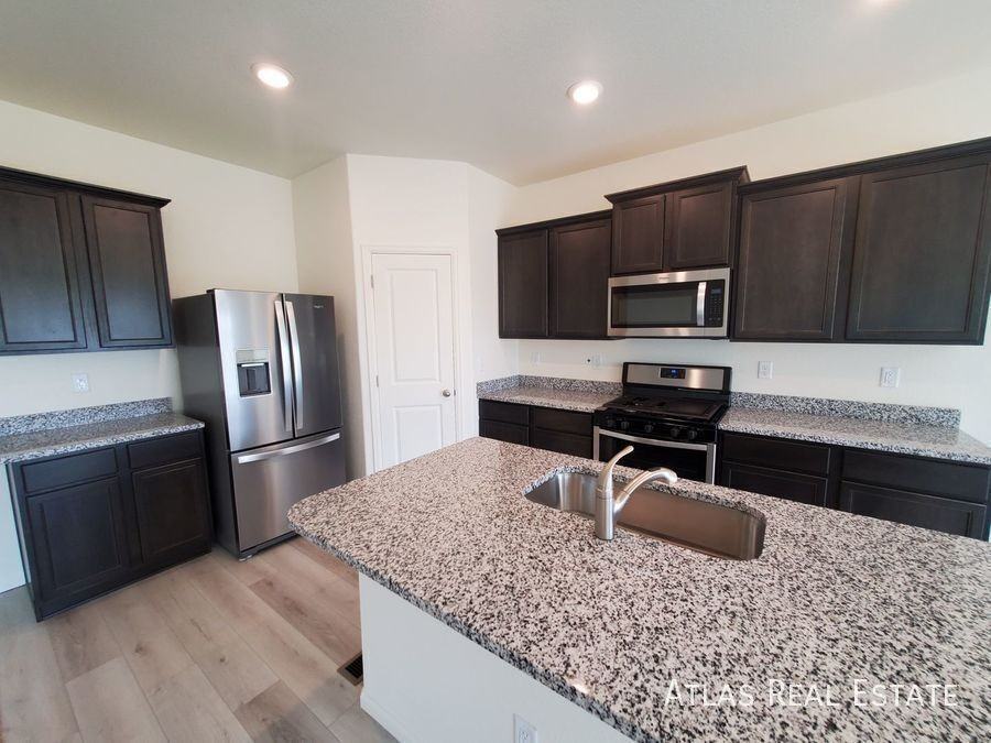 885 Emerald Lakes St - Photo 4 of 26